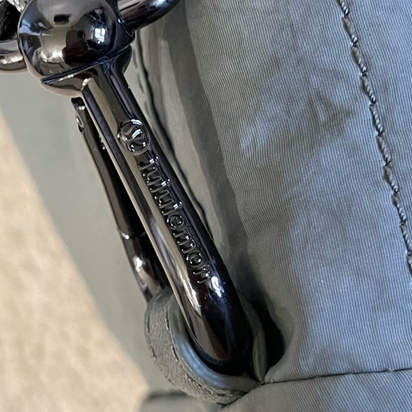 Lululemon All Night Festival Bag Vol 10L (Large) in Green - Picture 11 of 13